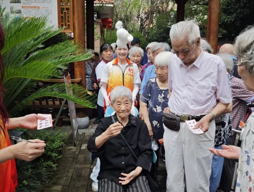 520•周年庆丨吹球、掷骰、做香囊……国德六年 “养老盲盒” 开出满格幸福！