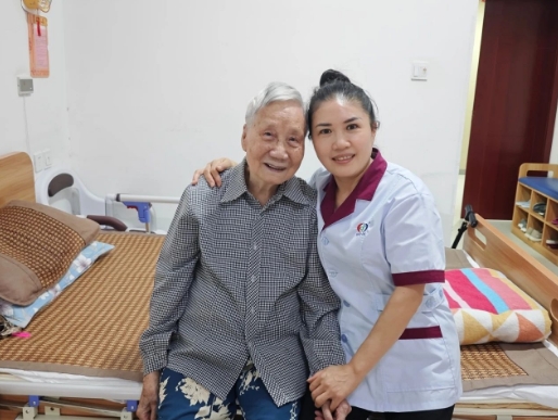 暖心续集！92岁"老粉丝"再为国德康养送上好评锦旗！
