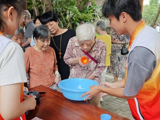 520•周年庆丨吹球、掷骰、做香囊……国德六年 “养老盲盒” 开出满格幸福！