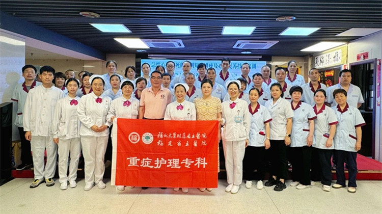 福州大学附属省立医院重症护理专科团队走进国德老年康养中心开展"急性心肌梗死防治"专题培训