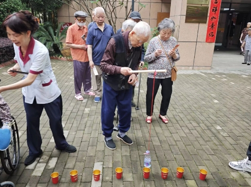 520•周年庆丨吹球、掷骰、做香囊……国德六年 “养老盲盒” 开出满格幸福！