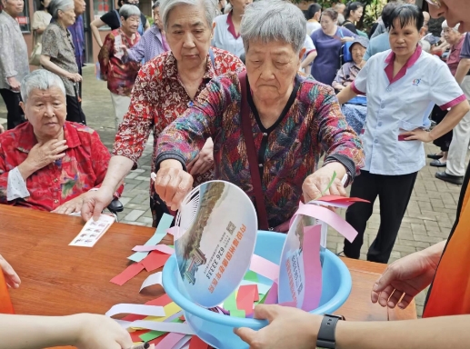 520•周年庆丨吹球、掷骰、做香囊……国德六年 “养老盲盒” 开出满格幸福！