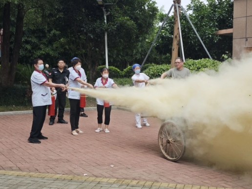 理论实操双轨并行！国德康养开展消防演练筑牢"银发防火墙"！