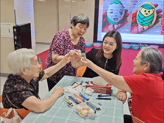 扎根养老院，替天下子女尽孝的她，让国德这群“老宝贝”有了一个温暖的“家”！