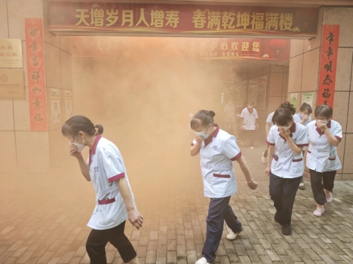 理论实操双轨并行！国德康养开展消防演练筑牢"银发防火墙"！