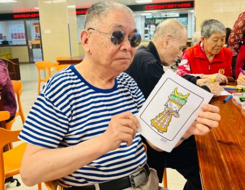 国德养老丨当银发时光遇上童真六月，快乐养老正当其时！