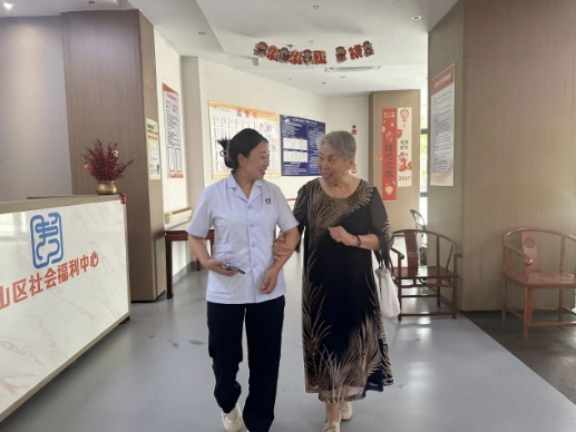 “这里的人情味，让我‘赖’着不想走！”从美国归故里的八旬夫妻选定在国德养老！
