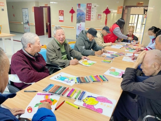 国德养老丨当银发时光遇上童真六月，快乐养老正当其时！