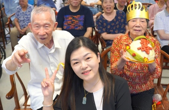 养老院101出道现场：90岁奶奶C位炸场，豆沙包成最强应援！