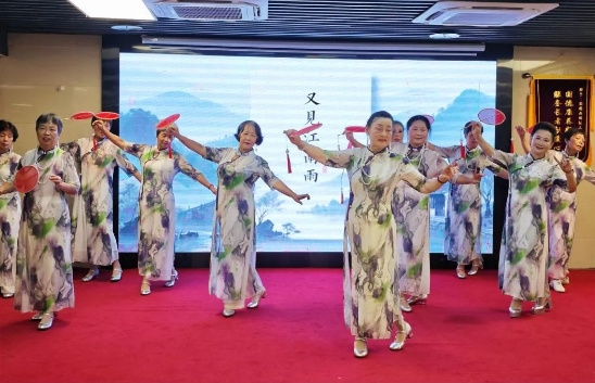 养老院101出道现场：90岁奶奶C位炸场，豆沙包成最强应援！