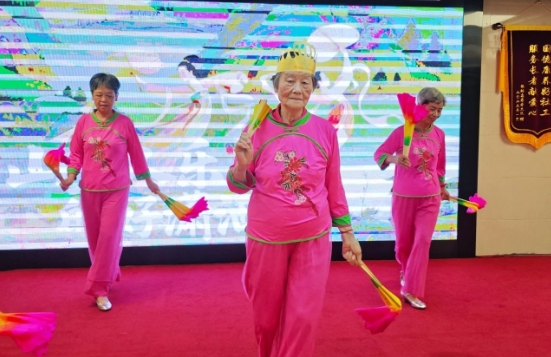 养老院101出道现场：90岁奶奶C位炸场，豆沙包成最强应援！