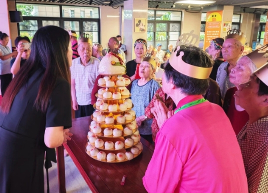 养老院101出道现场：90岁奶奶C位炸场，豆沙包成最强应援！