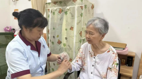 她把养老护理干成了终身寿险，受益人是所有老人！