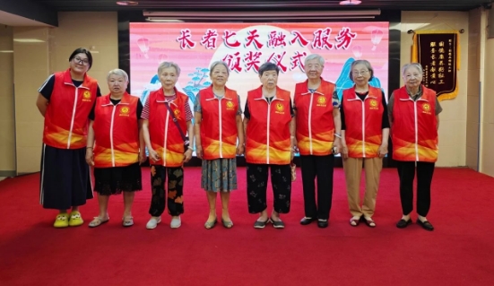 80+岁志愿者用红马甲点亮整个养老院！