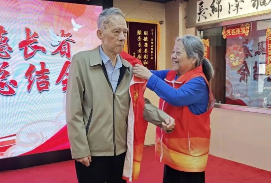 80+岁志愿者用红马甲点亮整个养老院！