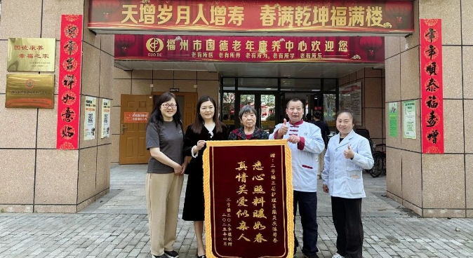 六年前，84岁的她对国德一见倾心，如今越活越精神！