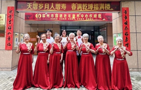 80+岁志愿者用红马甲点亮整个养老院！