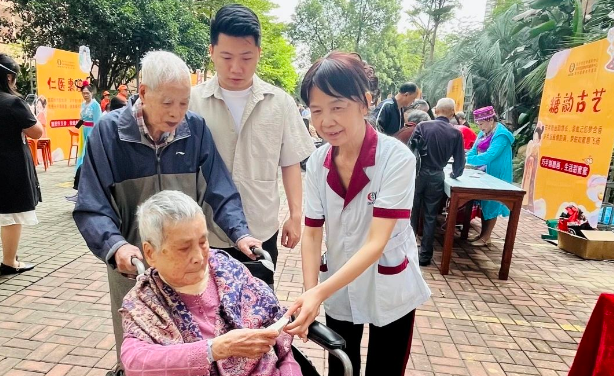国德家属专访丨专业养老，让父母晚年更好！