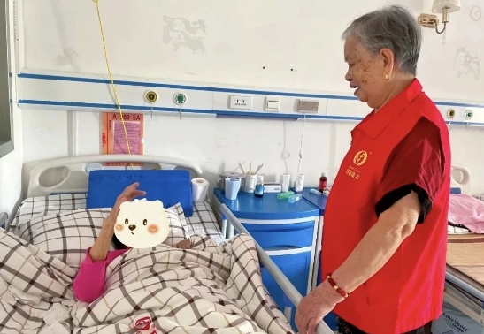 80+岁志愿者用红马甲点亮整个养老院！