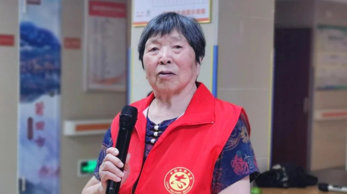 六年前，84岁的她对国德一见倾心，如今越活越精神！