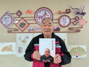 "享老"方程式：志愿红袖标×文学钢笔尖×短视频C位