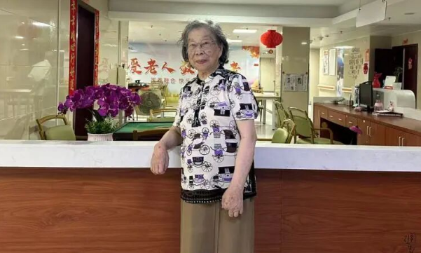 87岁爱读书的陈奶奶，在国德如鱼得水！