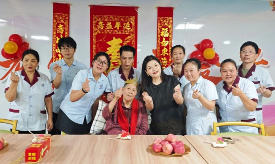桂香绕榕城，伍奶奶九秩寿辰满庭暖意