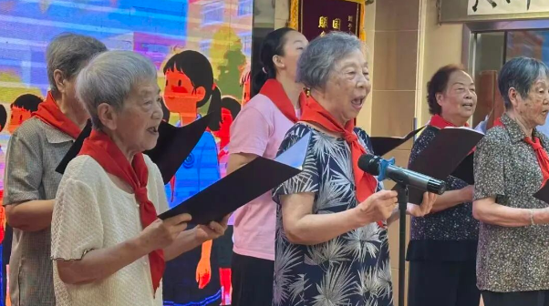87岁爱读书的陈奶奶，在国德如鱼得水！