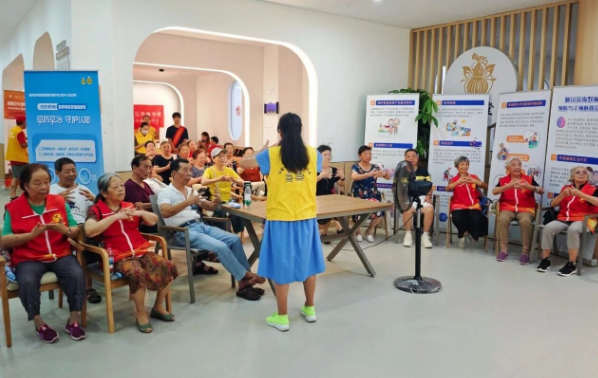 早筛防 “遗忘”，温情满食堂 —— 国德联合小蜜蜂公益组织走进苍霞新城社区