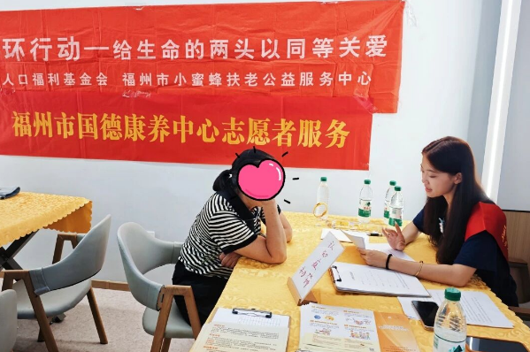 早筛防 “遗忘”，温情满食堂 —— 国德联合小蜜蜂公益组织走进苍霞新城社区