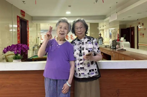 世界很大，幸有国德，让我们在晚年成了“闺蜜”！
