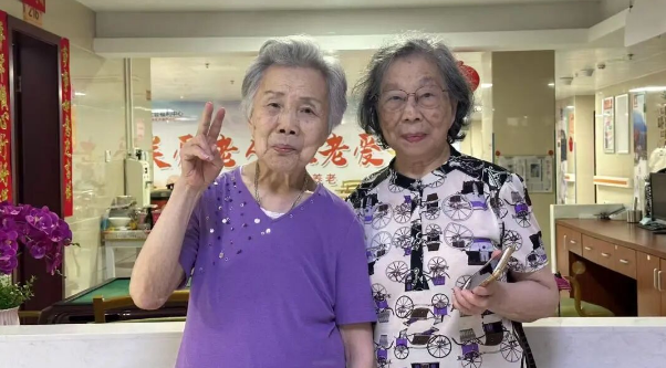 87岁爱读书的陈奶奶，在国德如鱼得水！