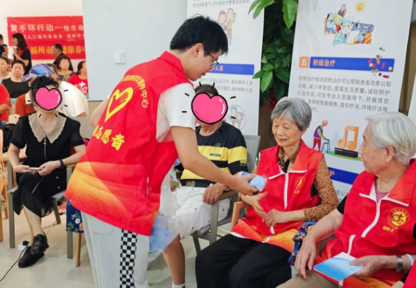 早筛防 “遗忘”，温情满食堂 —— 国德联合小蜜蜂公益组织走进苍霞新城社区