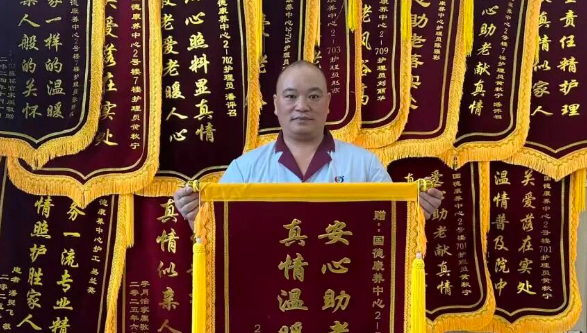 37岁，他们从工地投身养老护理行业，一干就是三年！