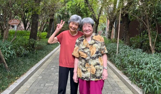 世界很大，幸有国德，让我们在晚年成了“闺蜜”！