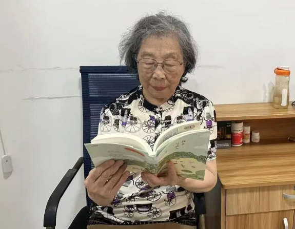 87岁爱读书的陈奶奶，在国德如鱼得水！