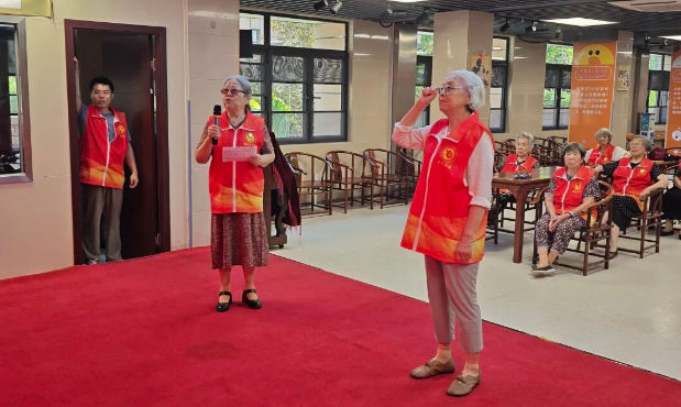 “小太阳” 遇老伙计！这场志愿会：带新人、唠家常，还能赢 “时光勋章”