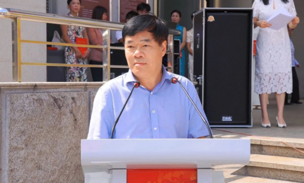 国德长者共绘孝亲画卷，银杏百福展扬敬老新风