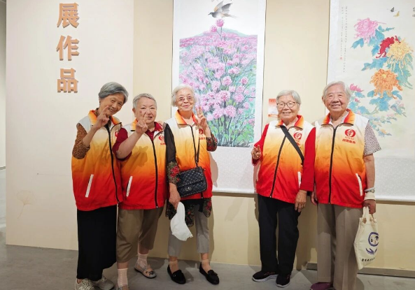 国德长者共绘孝亲画卷，银杏百福展扬敬老新风