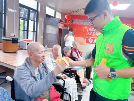 谢谢你们！这个重阳，国德养老因你们的到来而暖意融融！