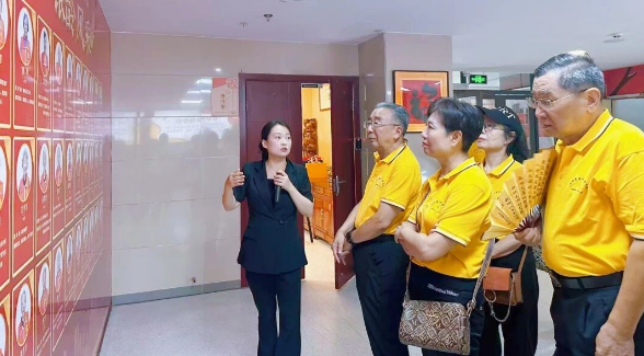 川剧变脸、相声双簧、电吹管演奏……这场国庆汇演相当高质量！