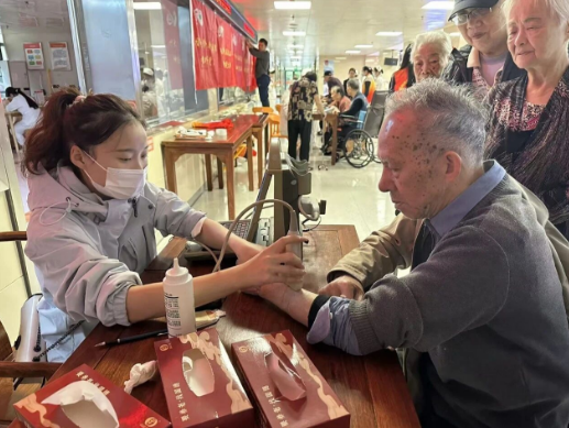 谢谢你们！这个重阳，国德养老因你们的到来而暖意融融！