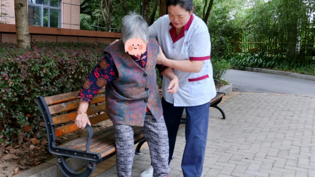 老年人警惕！别让跌倒，绊住幸福晚年！