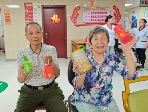 骰子蹦迪、锦鲤附体！看爷爷奶奶如何“骰”赢中秋