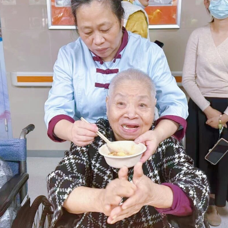 谢谢你们！这个重阳，国德养老因你们的到来而暖意融融！