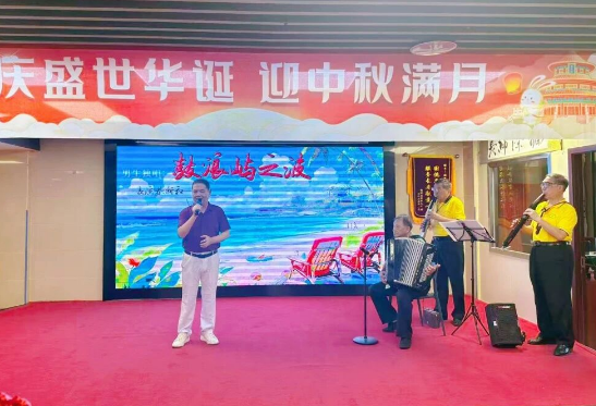 川剧变脸、相声双簧、电吹管演奏……这场国庆汇演相当高质量！