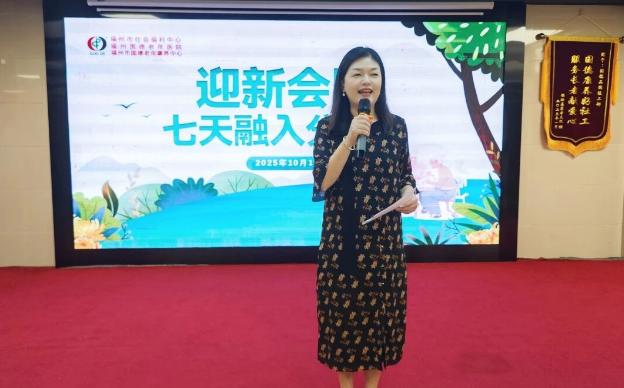 胸前红花映暖阳！国德用两场迎新家宴，解锁养老幸福密码