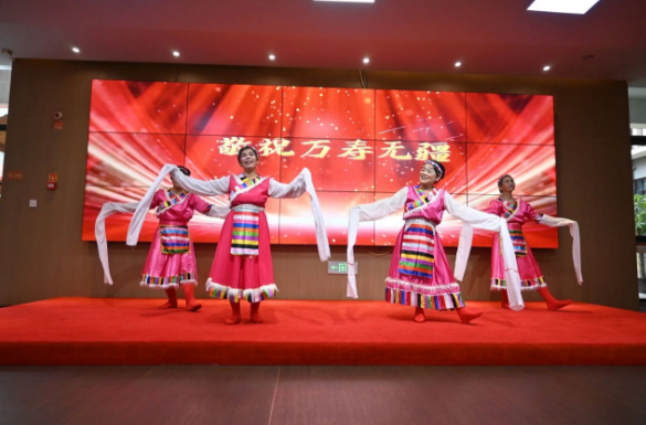 胸前红花映暖阳！国德用两场迎新家宴，解锁养老幸福密码