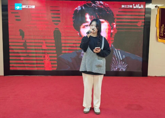 胸前红花映暖阳！国德用两场迎新家宴，解锁养老幸福密码