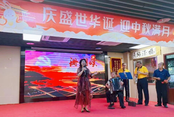 川剧变脸、相声双簧、电吹管演奏……这场国庆汇演相当高质量！